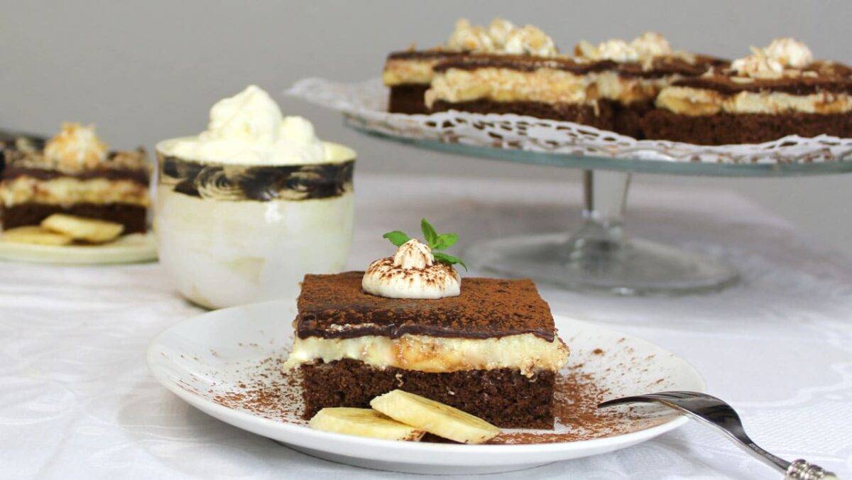 Ein verführerischer glutenfreier Schoko-Bananenkuchen mit Vanillecreme.