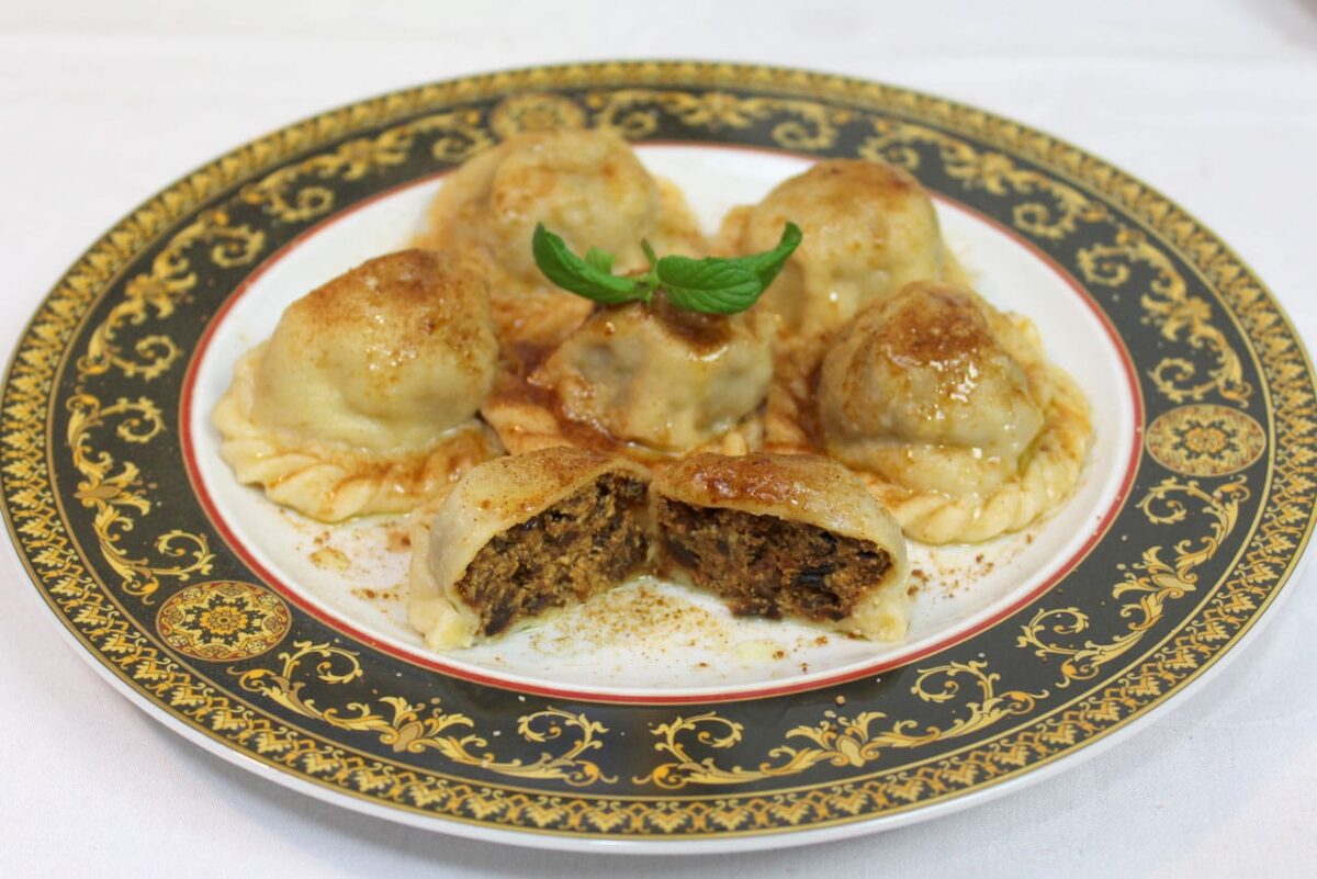 Kärntner Kletzennudeln: Traditionelle Teigtaschen mit süßer Fruchtfüllung.