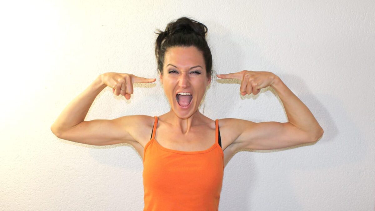 Sandra Exl hält sich die Hände am Kopf und schreit