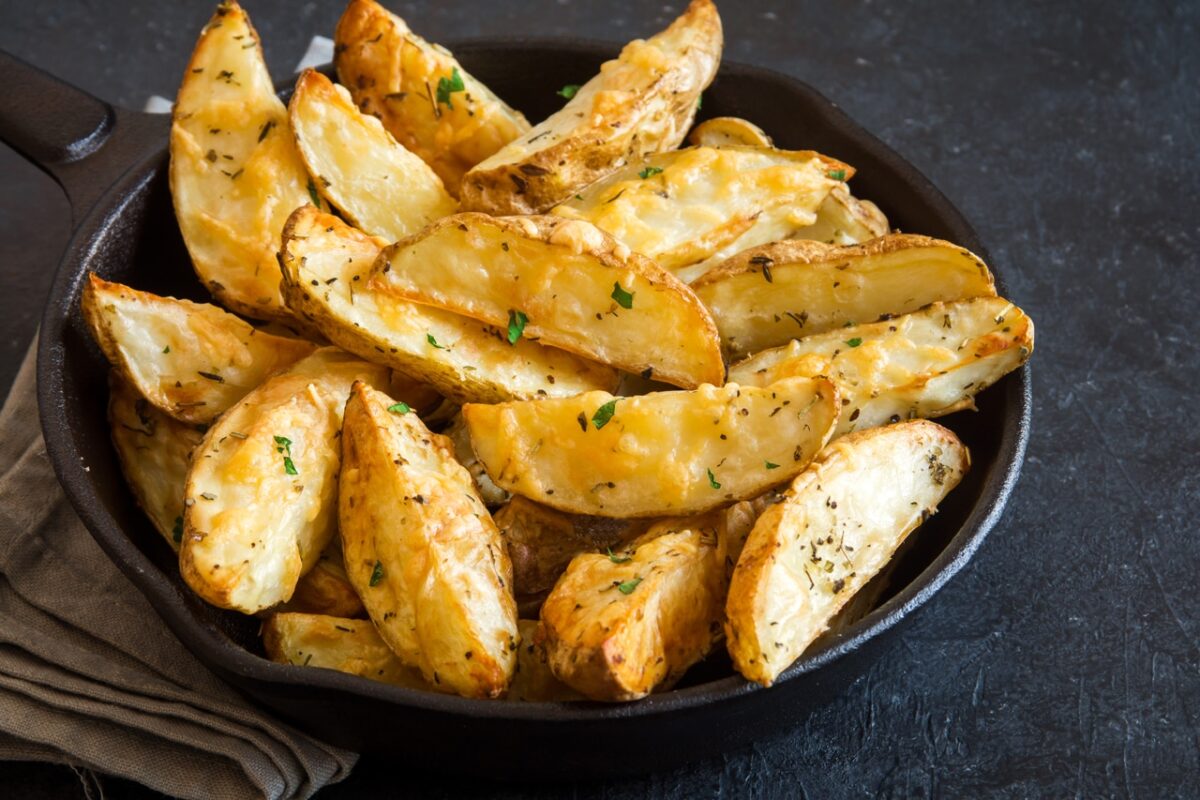 Potato Wedges auf schwarzem Schiefer