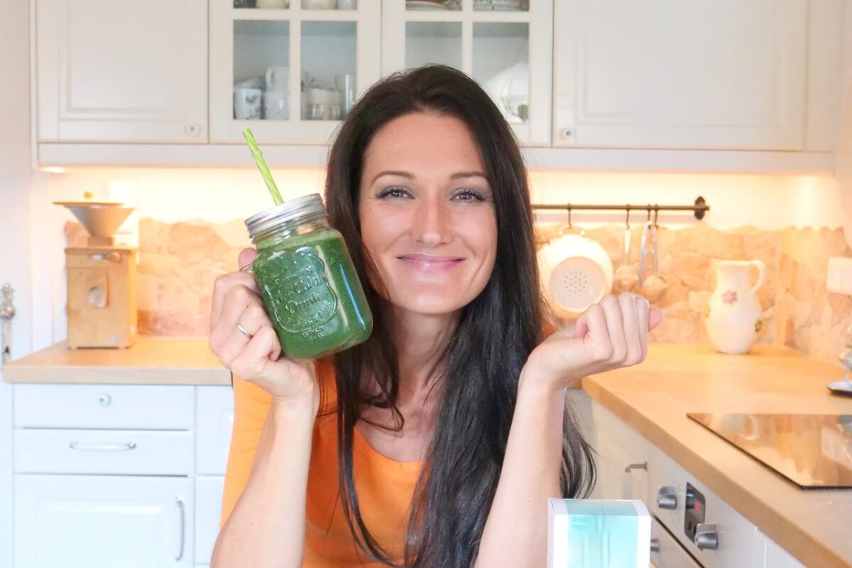 Sandra Exl mit einem Detox Smoothie in der Küche