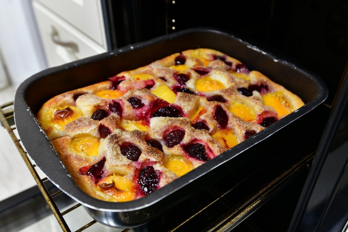 Ein Karotten-Mandelkuchen wird aus dem Ofen gezogen