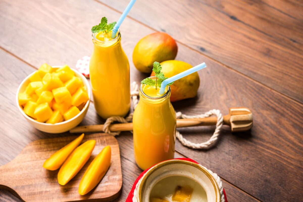 Frische Mango-Smoothies mit Minze, vitalisierender Genuss gegen Müdigkeit.