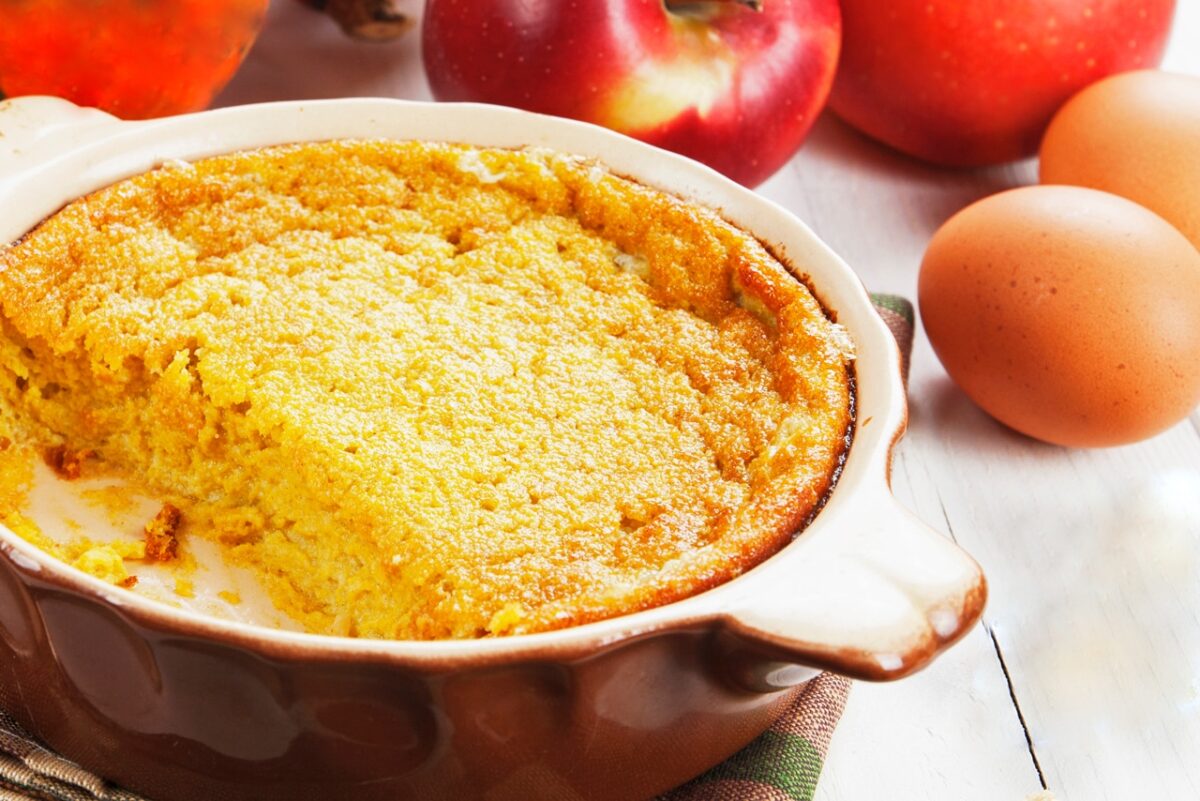 Goldgelber Polenta-Auflauf mit Äpfeln, serviert in einer Keramikform.