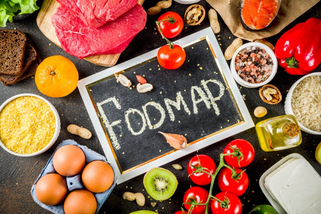 Verschiedene Fodmap Lebensmittel und eine Tafel mit einem Schriftzug