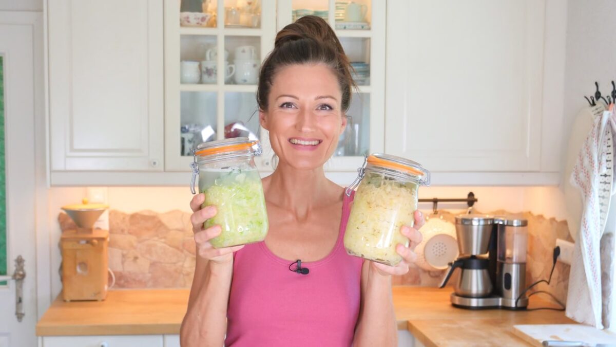 Sandra Exl mit zwei Gläsern Sauerkraut