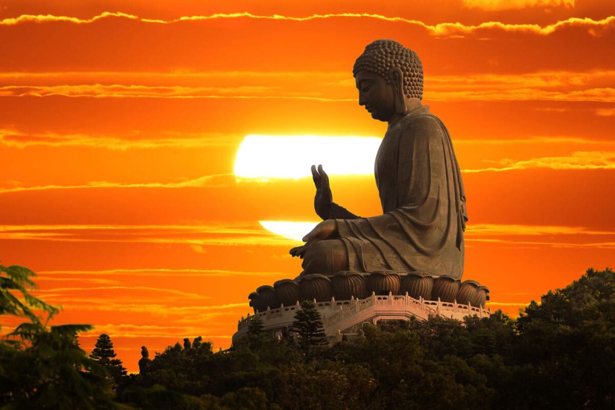 Buddha-Statue im Sonnenuntergang, ein Symbol für Frieden und innere Klarheit.