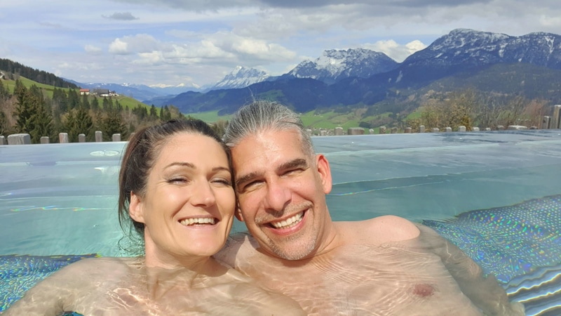 Sandra und Matthias Exl im Pool im Natur- und Wellnesshotel Höflehner
