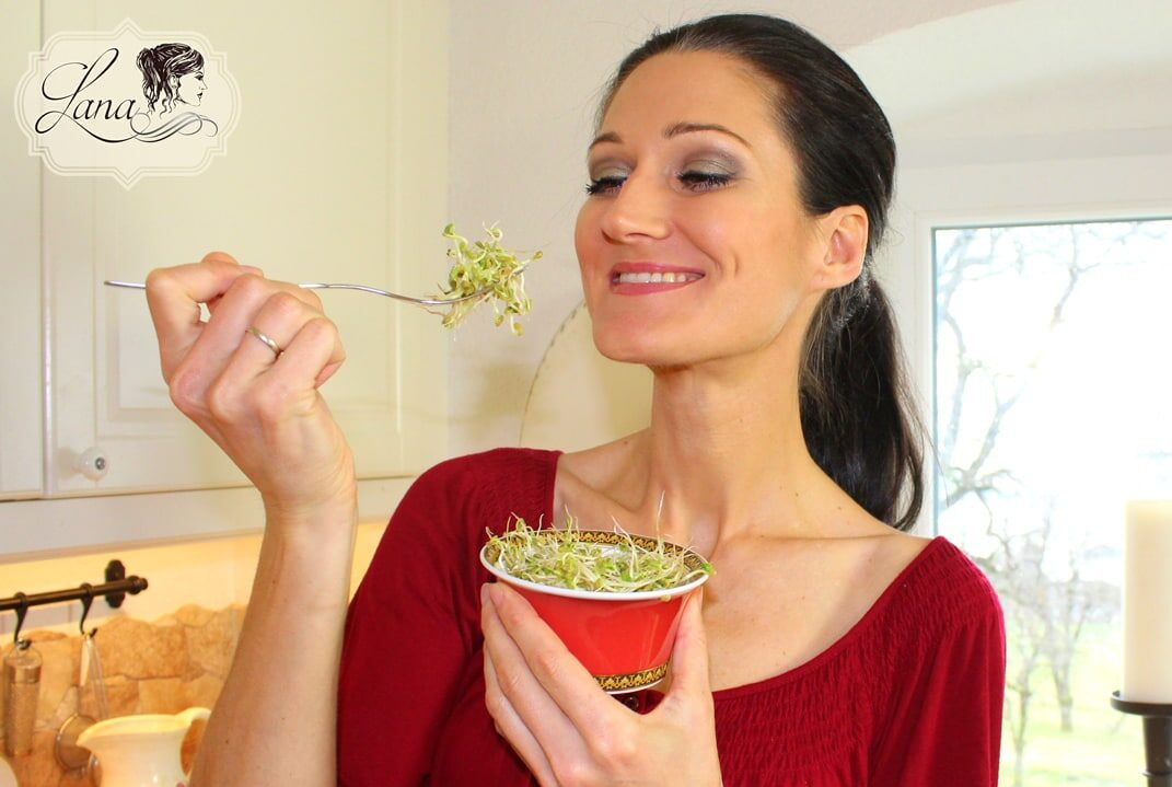 Sandra Exl mit einer Schale selbst gezogener Sprossen