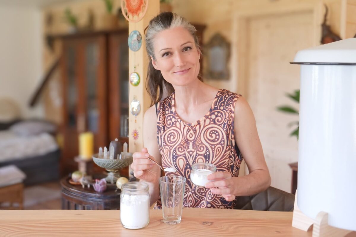 Sandra Exl mit Natron in ihrer Hand im Haus in Portugal