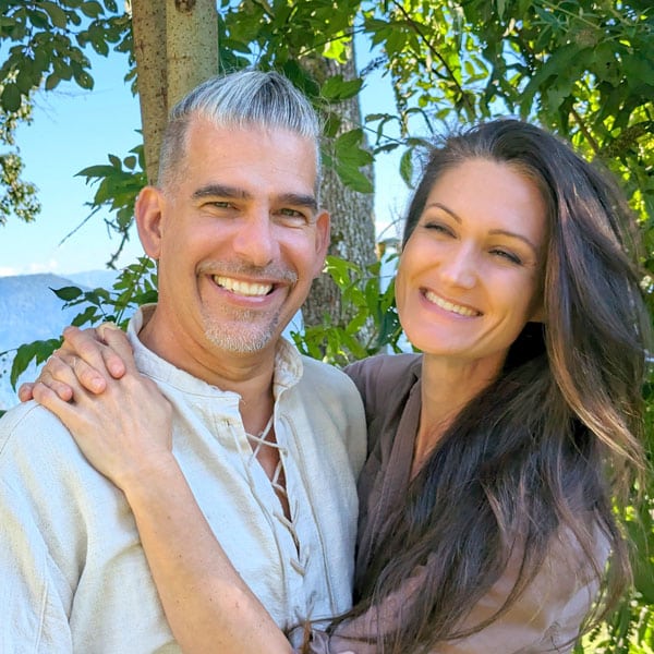 Zwei Menschen. Zwei Wege. Ein Ruf nach Wahrheit. Sandra und Matthias leben in einem selbstgebauten Oktagon im Wald Portugals – verbunden mit der Natur und bereit zur echten Begegnung von Seele zu Seele.