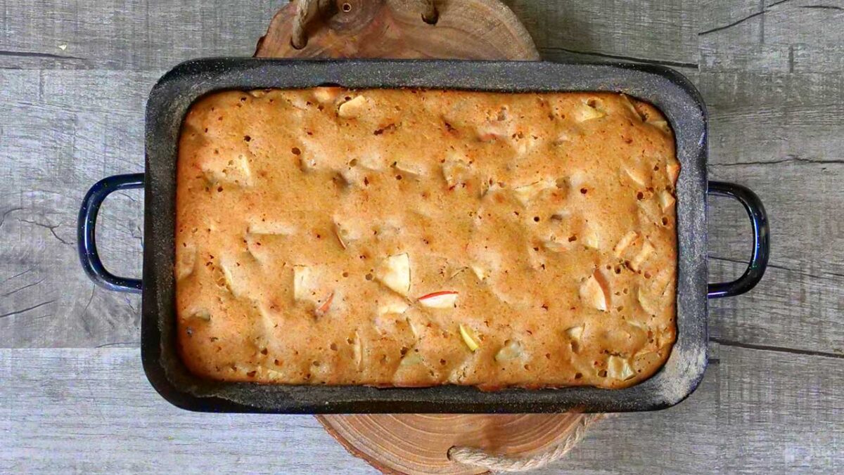 Veganer Apfel-Blechkuchen, frisch gebacken und köstlich duftend.