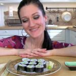Sandra Exl mit Gurken Avokado Makis in der Küche