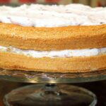 Eine Hadntorte auf einem Glasteller