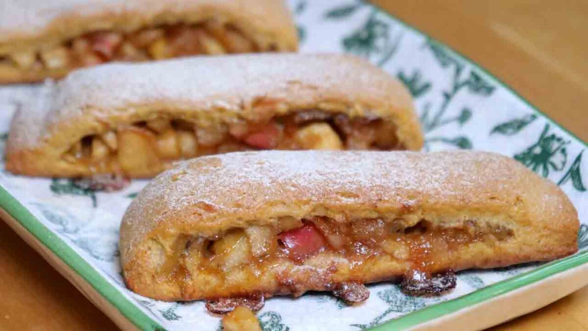 Goldgelbe Apfelschnitten mit zartem Dinkelteig und saftiger Apfelfüllung.