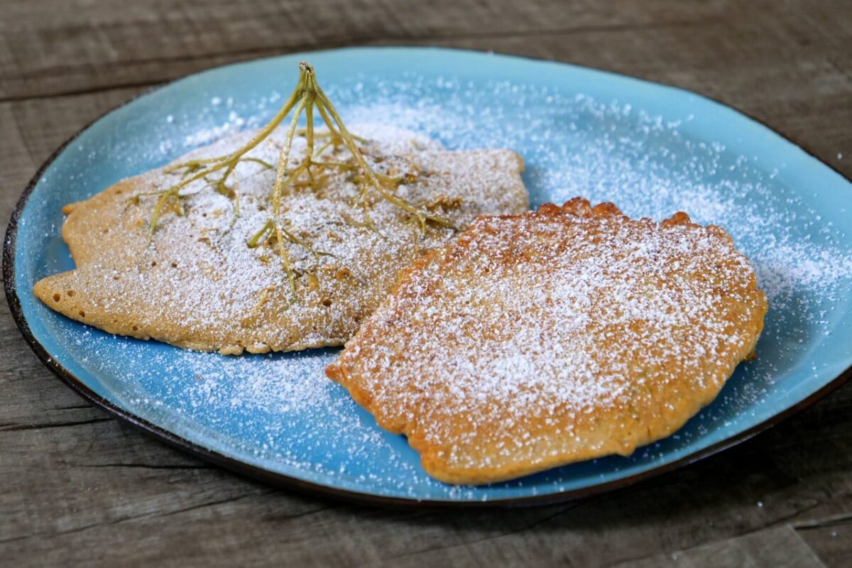 Gebackene Hollerstrauben auf einem blauen Teller