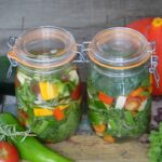 Verschiedenes fermentiertes Gemüse in zwei Gläsern