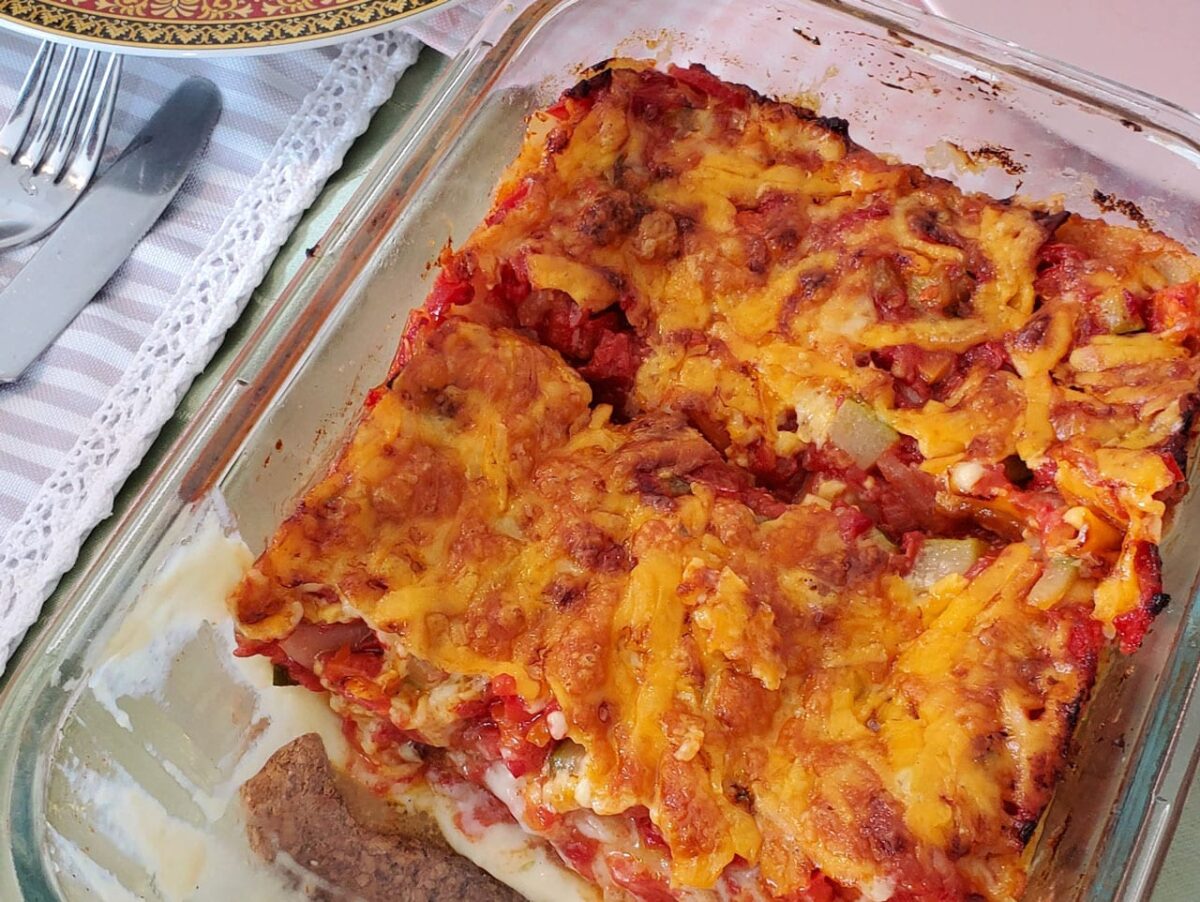 Goldene Gemüse-Lasagne im ofenfrischen Genuss, Herzstück jeder Tafelrunde.