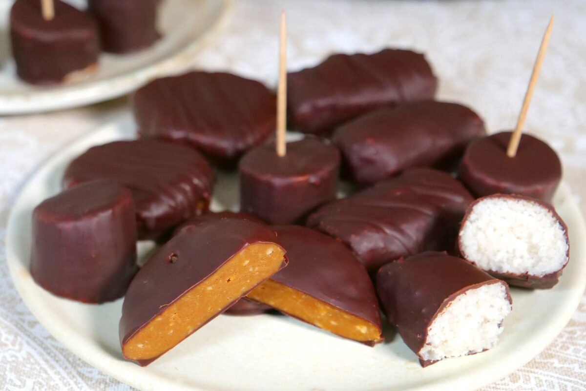 Schokoladige, gesunde Leckereien auf einem Teller, verführerisch angerichtet.