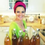 Sandra Exl mit ihrem Holunderblütensirup in der Küche