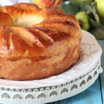 Ein Kärntner Reindling mit Früchten im Hintergrund