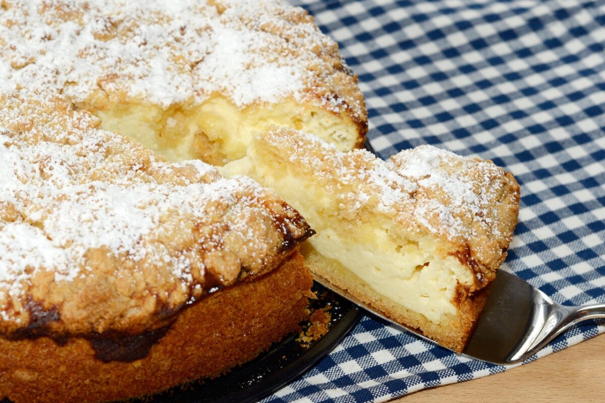 Köstlicher Käsekuchen mit Quarkfüllung, knusprigen Crumbles und saftigen Birnen.