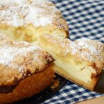 Ein Käsekuchen angeschnitten auf einem Tischtuch