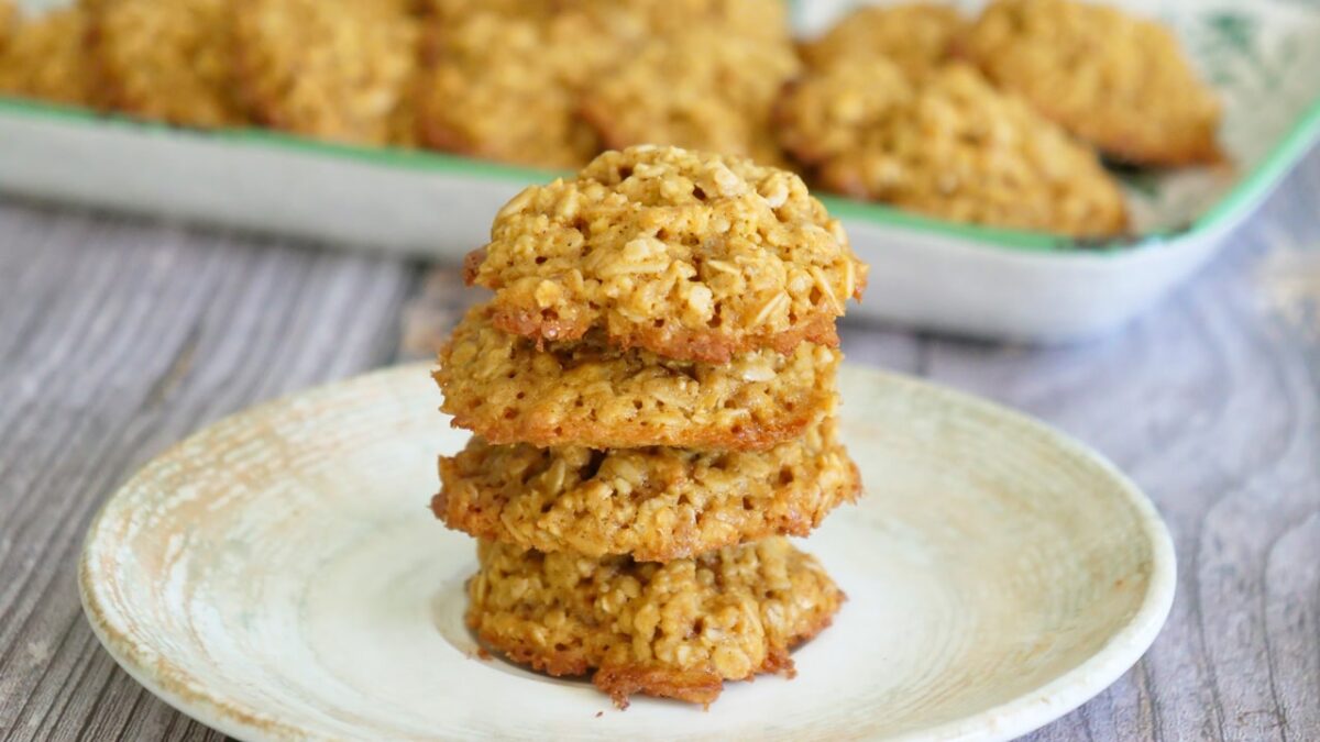 Knusprige Haferkekse, köstlich übereinander gestapelt.