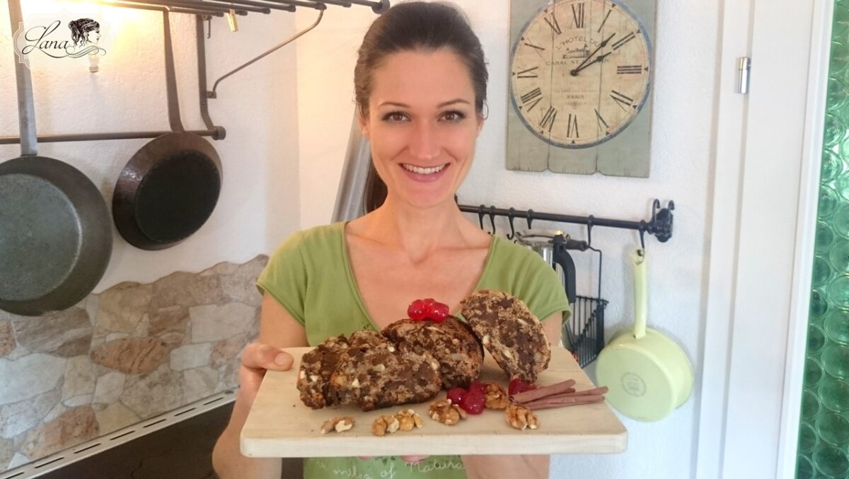 Hausgemachtes Kletzenbrot, liebevoll präsentiert in traditioneller Küche.