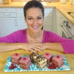 Sandra Exl mit mehreren Punschkrapfen