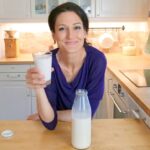 Sandra Exl mit selbstgemachter Mandelmilch