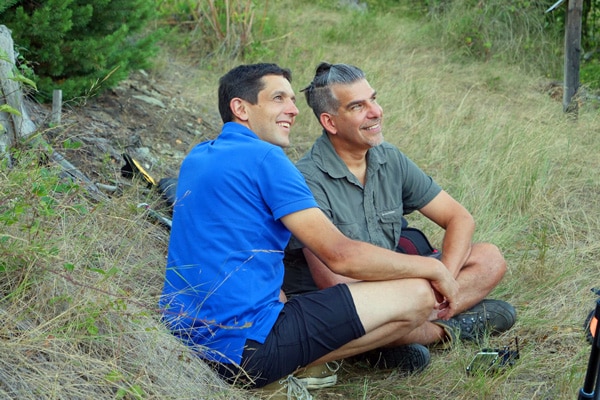 Matthias Exl und Manfred Sackl stehen gemeinsam im Zauberwald – ein Moment der Verbindung, Tiefe und Naturverbundenheit.