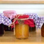 Verschiedene Marillen-Marmeladen auf einem Tisch
