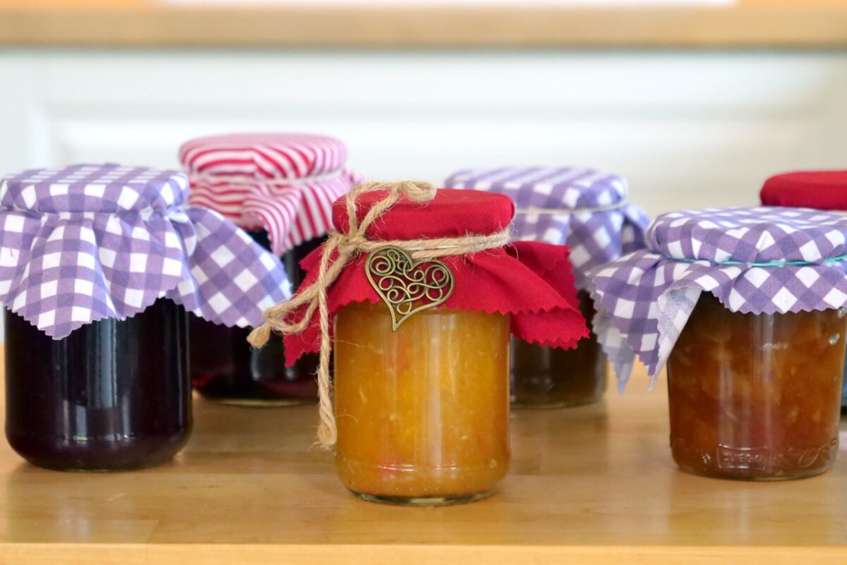 Verschiedene Marillen-Marmeladen auf einem Tisch