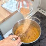 Kokosblütenzucker, Apfelpektin und Agar Agar werden in die kochende Marmelade eingerührt.