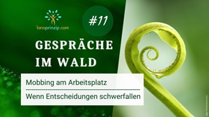 Titelbild der Folge 11 von „Gespräche im Wald“ mit einer eingerollten Farnspitze – Symbol für Zurückhaltung, Schutz und den Wunsch nach Entfaltung trotz Mobbing oder Unsicherheit bei Entscheidungen.