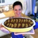 Sandra Exl mit einem Mohn Schokokuchen