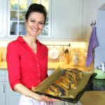 Sandra Exl mit ihrem Mohnzopf in der Küche