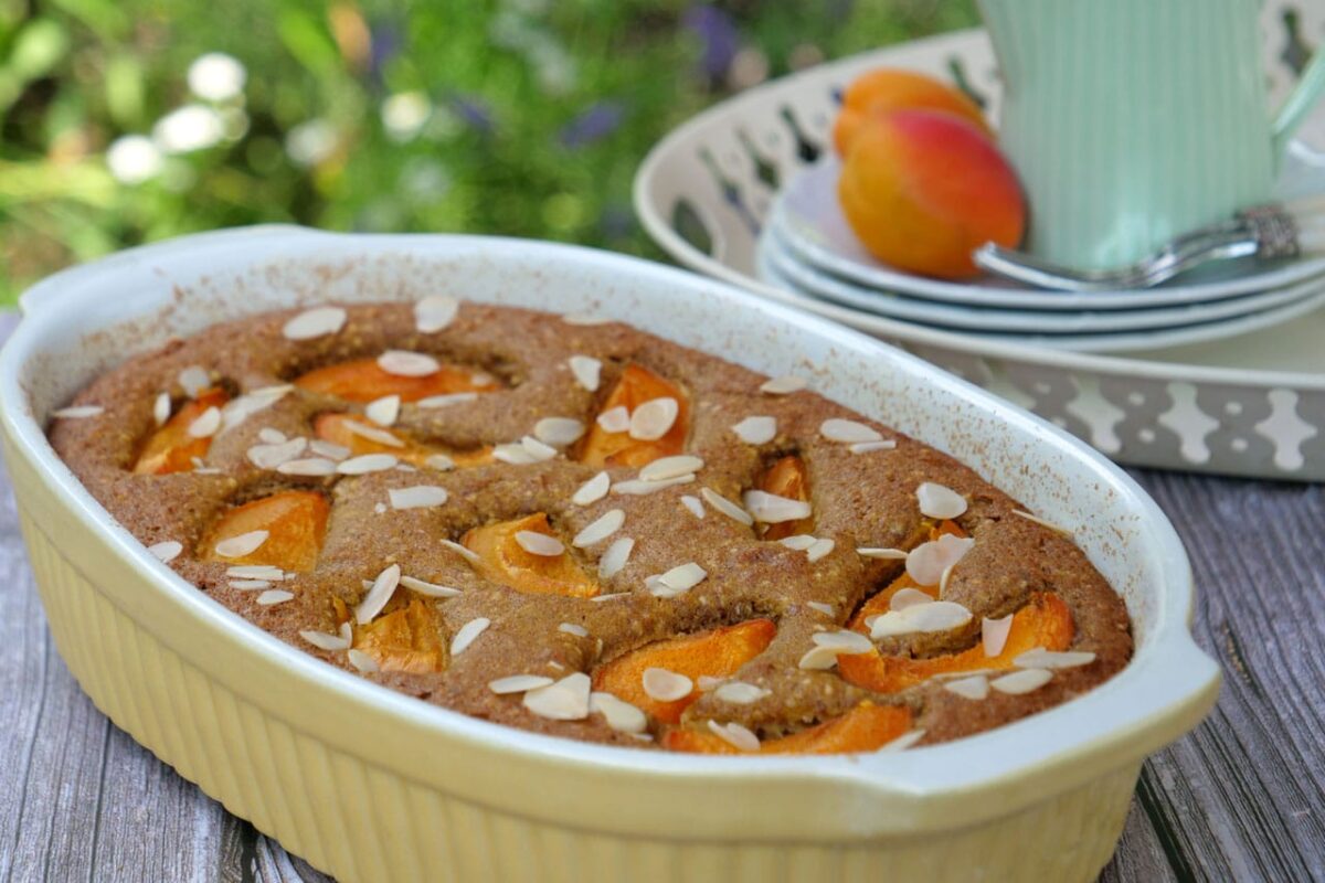 Hausgemachter Marillenkuchen mit Hafer, Dinkel und Mandelblättchen, golden gebacken.