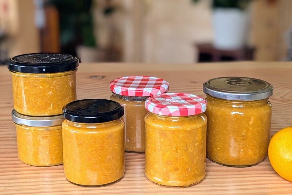 Orangenmarmelade Gläser auf einem Tisch