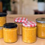 Die fertige, sonnengelbe Orangenmarmelade in den Gläsern.