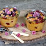 Selbstgemachte Cupcakes auf einem Holzbrett
