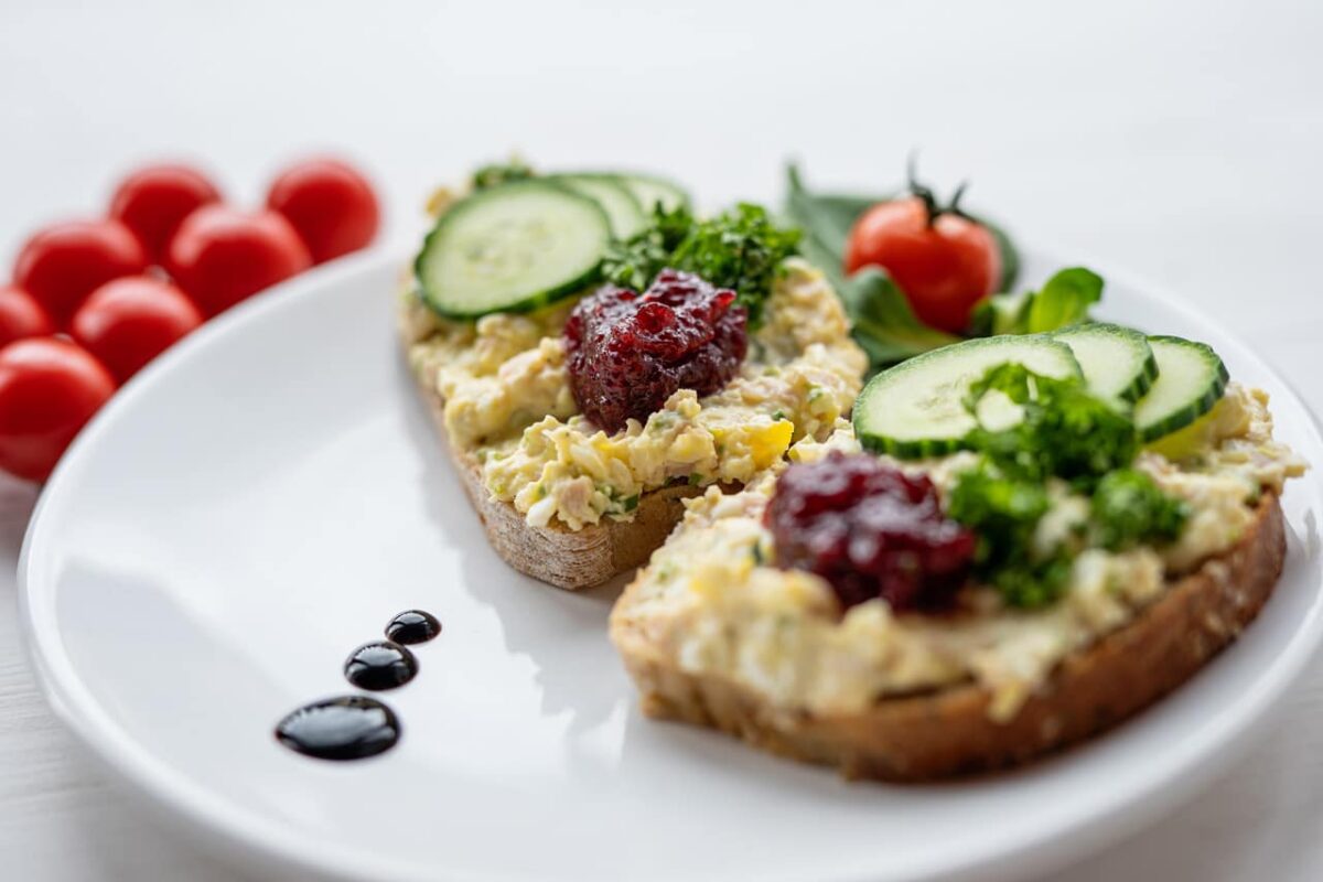 Raeuchertofu Oliven Aufstrich schön angerichtet