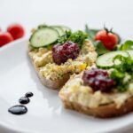Raeuchertofu Oliven Aufstrich schön angerichtet