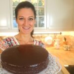 Sandra Exl mit einer Sachertorte
