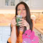 Sandra Exl mit einem Detox Smoothie in der Küche