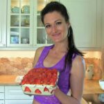 Sandra Exl mit einem Erdbeer Tiramisu in der Küche