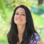 Sandra Exl lächelt in der Natur