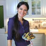 Sandra Exl mit Heidelbeer Muffins in der Küche