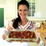 Sandra Exl mit einem Karottenkuchen in der Küche